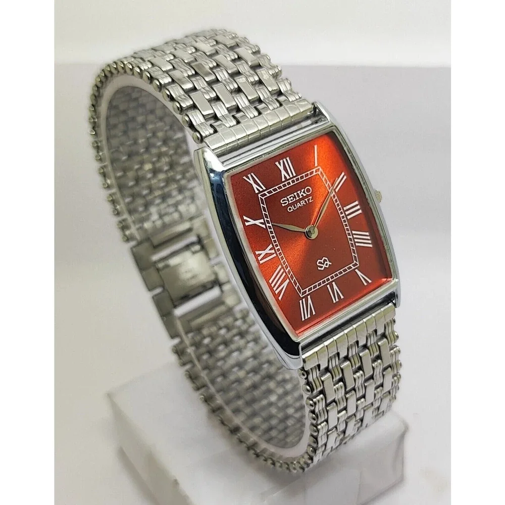 Vintage Style Seiko Quartz Mens Silver Watch & Red accents W/ Metal Strap